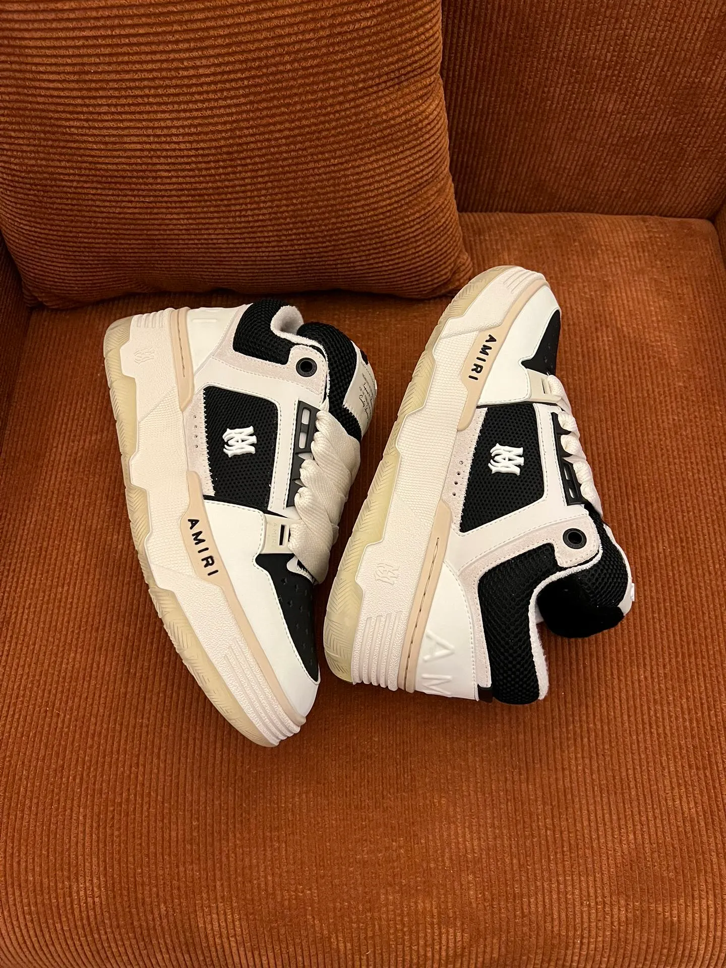 p620💰Men's shoes Amiri Emile's 2023 spring and summer new MA-1 bread shoes, couple models, casual sports shoes, sneakers Amiri gave up the rock punk style in the new season and used a large number of unsaturated colors, Morandi tones, whether you see or wear them, it will make people very happy. The large tongue of the bread shoes continues, shortens the length of the shoe body, thickens the midsole, and the toe part is more rounded. Amiri's brand letters and MA logo appear on the side of the shoe. Fabric: Original customized imported first-layer cowhide + mesh. Lining: Original customized breathable towel lining. Outsole. Foam combination material. Bottom thickness: 4CM. Size: Men's 39-45